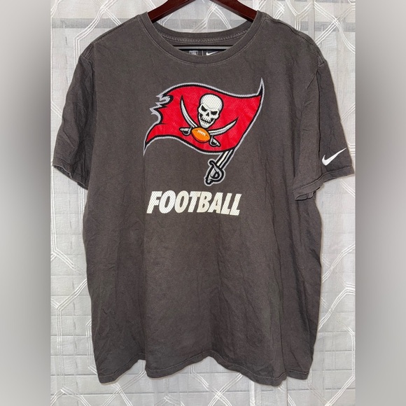 Nike Men's Gray Buccaneers Football Graphic T-Shirt - Picture 1 of 5